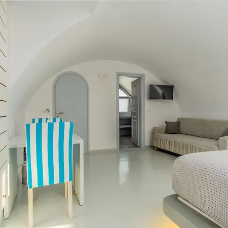 Central Fira Suites 3*