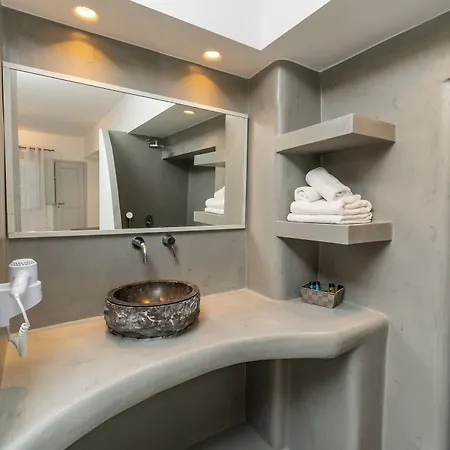 Central Fira Suites Hotel